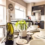 Stunning 3 Bed Home In New Malden, South West London -Newly Decorated - Free Parking - Ultrafast Wifi - Smart Tv - Netflix - Sleeps Up To 6! Close To Wimbledon And Kingston.