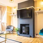 Stunning 3 Bed Home In New Malden, South West London -Newly Decorated - Free Parking - Ultrafast Wifi - Smart Tv - Netflix - Sleeps Up To 6! Close To Wimbledon And Kingston.