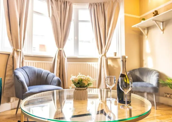Stunning 3 Bed Home In New Malden, South West London -Newly Decorated - Free Parking - Ultrafast Wifi - Smart Tv - Netflix - Sleeps Up To 6! Close To Wimbledon And Kingston.