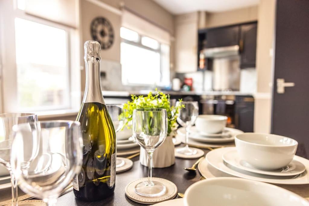 Stunning 3 Bed In New Malden, South West -newly Decorated - Free Parking - Ultrafast Wifi - Smart Tv - Netflix - Sleeps Up To 6! Close To Wimbledon And Kingston. * Londra