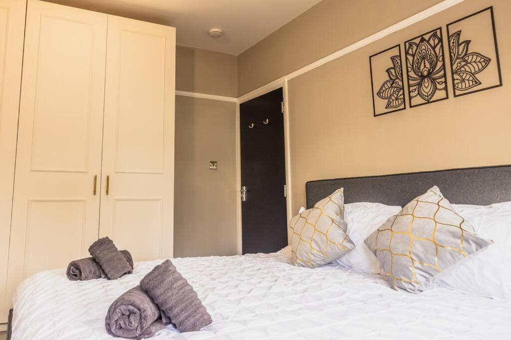 Stunning 3 Bed In New Malden, South West -newly Decorated - Free Parking - Ultrafast Wifi - Smart Tv - Netflix - Sleeps Up To 6! Close To Wimbledon And Kingston. *