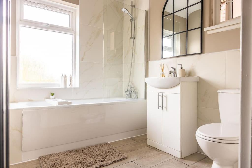 Stunning 3 Bed In New Malden, South West -newly Decorated - Free Parking - Ultrafast Wifi - Smart Tv - Netflix - Sleeps Up To 6! Close To Wimbledon And Kingston. Casa vacanze *