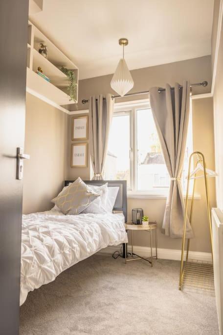 Stunning 3 Bed In New Malden, South West -newly Decorated - Free Parking - Ultrafast Wifi - Smart Tv - Netflix - Sleeps Up To 6! Close To Wimbledon And Kingston. Casa vacanze Londra