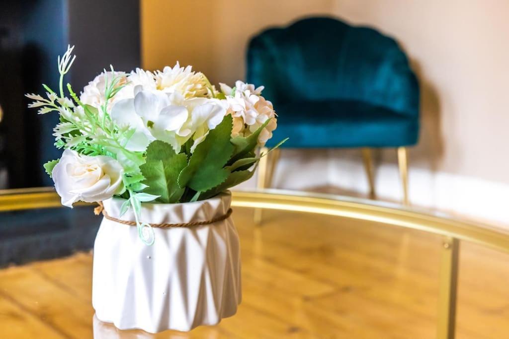 Stunning 3 Bed In New Malden, South West -newly Decorated - Free Parking - Ultrafast Wifi - Smart Tv - Netflix - Sleeps Up To 6! Close To Wimbledon And Kingston. Casa vacanze