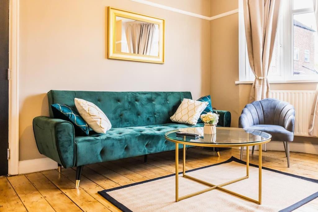Stunning 3 Bed In New Malden, South West -newly Decorated - Free Parking - Ultrafast Wifi - Smart Tv - Netflix - Sleeps Up To 6! Close To Wimbledon And Kingston.
