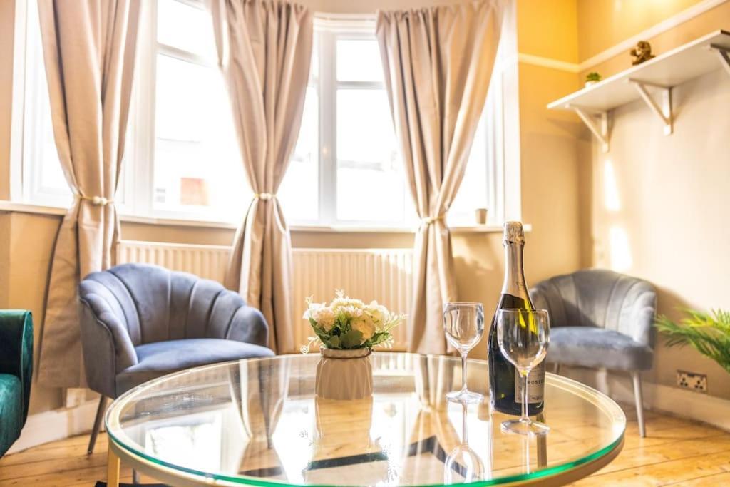 Stunning 3 Bed In New Malden, South West -newly Decorated - Free Parking - Ultrafast Wifi - Smart Tv - Netflix - Sleeps Up To 6! Close To Wimbledon And Kingston.