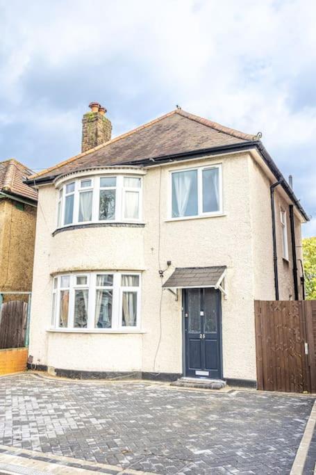 Stunning 3 Bed In New Malden, South West -newly Decorated - Free Parking - Ultrafast Wifi - Smart Tv - Netflix - Sleeps Up To 6! Close To Wimbledon And Kingston. Casa vacanze *