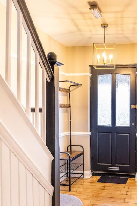 Stunning 3 Bed In New Malden, South West -newly Decorated - Free Parking - Ultrafast Wifi - Smart Tv - Netflix - Sleeps Up To 6! Close To Wimbledon And Kingston. Casa vacanze Londra